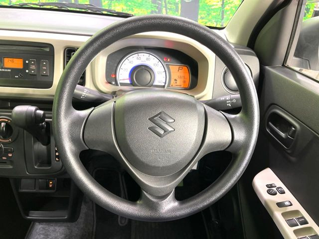 �C���e���A�ɍ��킹���f�U�C���̃X�e�A�����O�́A�^�]�������̂��Ƃ��l���A�^�]���₷���`��A�傫���ł��B�����x�A���ۂɐG���Ă��m���߂��������B