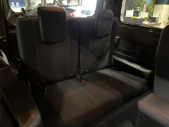 広々とした2列目シートは居住性が高く、居心地も快適!友達や家族とのお出かけにぴったりです。ベビーシートやチャイルドシート使用時も快適にお過ごしいただける十分な空間を確保しています。