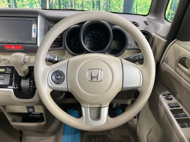 �C���e���A�ɍ��킹���f�U�C���̃X�e�A�����O�́A�^�]�������̂��Ƃ��l���A�^�]���₷���`��A�傫���ł��B�����x�A���ۂɐG���Ă��m���߂��������B