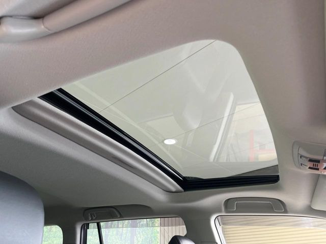【サンルーフ】開放感たっぷりの希少装備、サンルーフが装着されています!車内に明かりを取り入れたり景色を楽しむ以外にも、車内の空気も簡単に換気できて快適です!