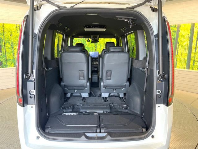 ���i�̂���������ʋ΁A���}���ɏ\���ȉ׎��X�y�[�X���m�ۂ��Ă���܂��B�Z�J���h�V�[�g��|���ƁA�傫�ȉו��̐ύڂ��\�ł���