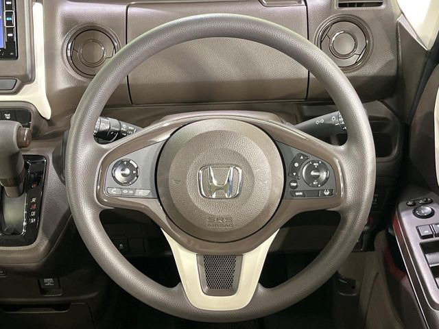 �C���e���A�ɍ��킹���f�U�C���̃X�e�A�����O�́A�^�]�������̂��Ƃ��l���A�^�]���₷���`��A�傫���ł��B�����x�A���ۂɐG���Ă��m���߂��������B