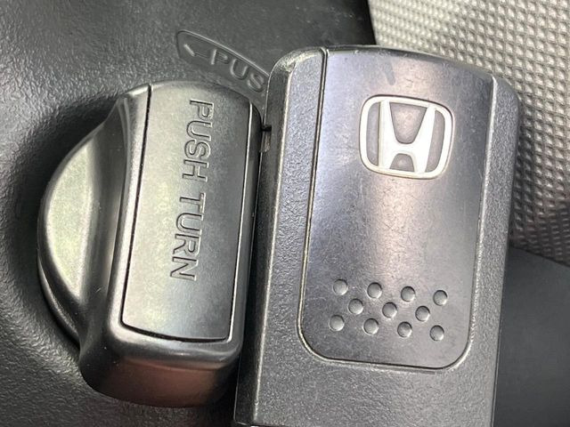 �yHonda�X�}�[�g�L�[�z�J�o����|�P�b�g�ɓ��ꂽ�܂܂ł��h�A�̎{���E�������\�ȃX�}�[�g�L�[�𑕔��B�G���W���̃I���E�I�t�����J�M�����o���K�v����������Ƃ��Ă��֗��ł���