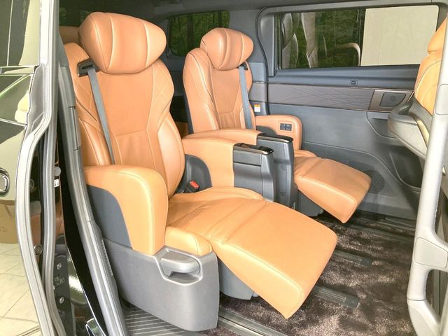 二列目中央はウォークスルーとなっております。二列目と三列目の移動や乗り降りがとっても楽になるので、乗り降りの際もストレスを感じることはありません♪