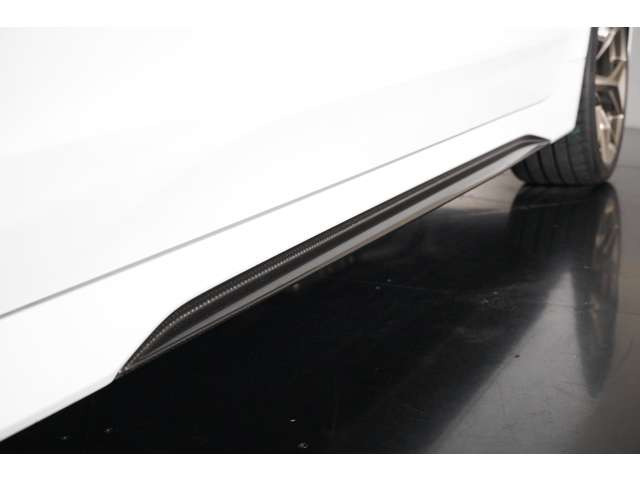 �p�t�H�[�}���X���f���ׁ̈A�h�A�~���[�A�T�C�h�X�J�[�g�A���A�f�B�t���[�U�[���J�[�{���ɂȂ��Ă���܂��B