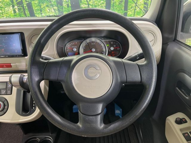 �C���e���A�ɍ��킹���f�U�C���̃X�e�A�����O�́A�^�]�������̂��Ƃ��l���A�^�]���₷���`��A�傫���ł��B�����x�A���ۂɐG���Ă��m���߂��������B