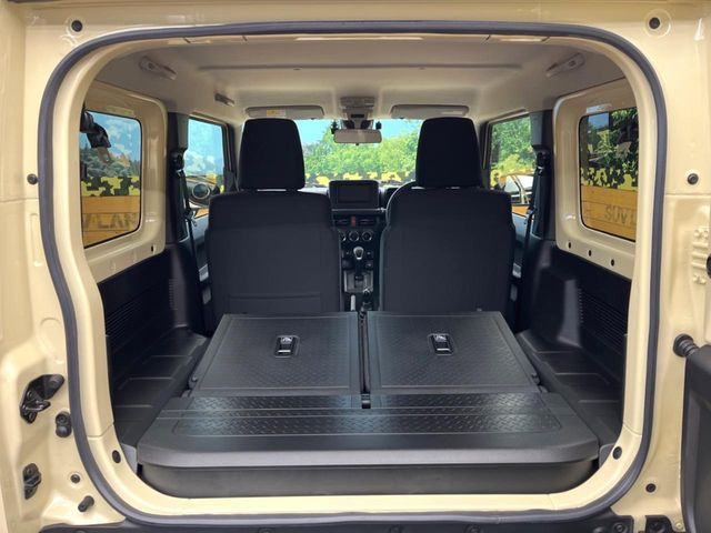後席を格納すると、これだけの広さが!シーンに合わせたシートアレンジで、大きな荷物も積むことが出来ます♪