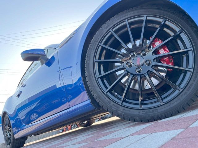 �y�����I�v�V����18�C���`�A���~�z�C�[���z�����I�v�V�����z�C�[���𑕒��B���s���\�̌���ɉ����A�O�ς����X�^�C���b�V���ɂȂ��Ă��܂��B