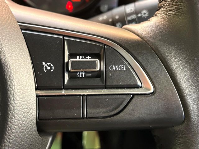 【クルーズコントロール】高速道路もラクラク走行。アクセルを離しても一定速度で走行ができ、長距離運転時の負担を軽減!加速・減速も簡単なスイッチ操作で調整できます。