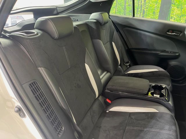 後部座席も気になるようなキズ・汚れやへたり等、大きなダメージはなく、良好な状態です。