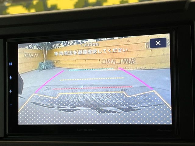 【バックカメラ】駐車時に後方がリアルタイム映像で確認できます。大型商業施設や立体駐車場での駐車時や、夜間のバック時に大活躍!運転スキルに関わらず、今や必須となった装備のひとつです!