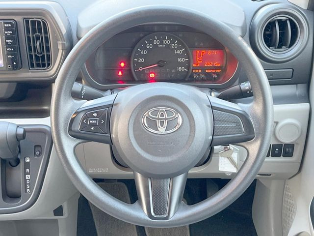 �C���e���A�ɍ��킹���f�U�C���̃X�e�A�����O�́A�^�]�������̂��Ƃ��l���A�^�]���₷���`��A�傫���ł��B�����x�A���ۂɐG���Ă��m���߂��������B