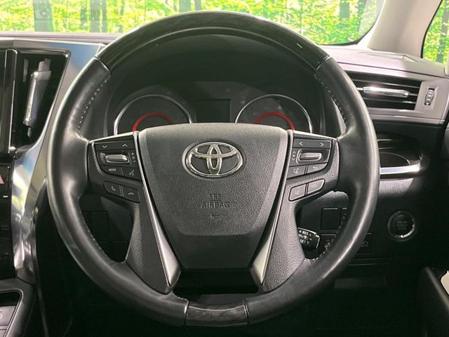 【ウッドコンビステアリング】高級感ある木目調パーツを採用した手に良く馴染むコンビハンドル。運転席廻りの雰囲気も一気に豪華になります!