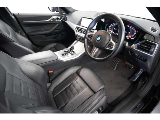 M440i�͐�p�������[�����Ă���܂����A�I�v�V�����J���[�ɂĂ��X�|�[�e�B�[�Ŏd�オ�������ƂȂ��Ă���܂��B