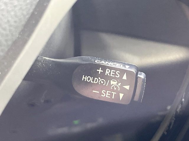 【レーダークルーズコントロール】高速道路での長距離走行が楽に!!自動で速度を保つクルーズコントロールが、衝突軽減システムと連携し、前方の車両を感知して車間を保つように速度調節してくれます!!