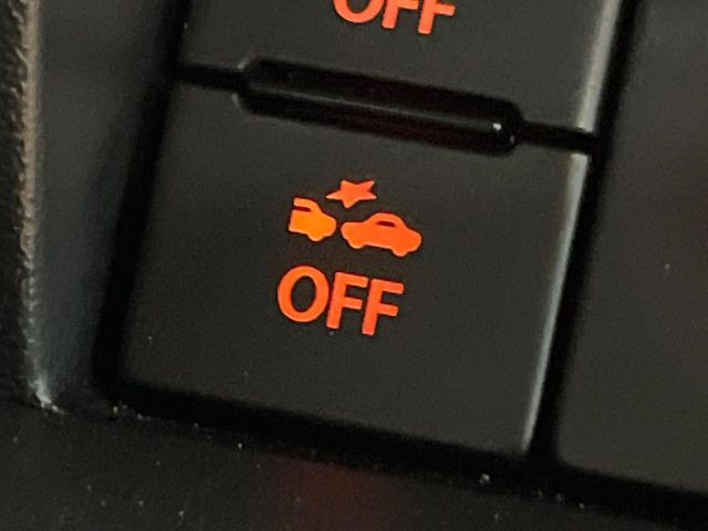 【スズキ セーフティサポート】走行中に前方の車両等を認識し、衝突しそうな時は警報とブレーキで衝突回避と被害軽減をアシスト。より安全にドライブをお楽しみいただけます。