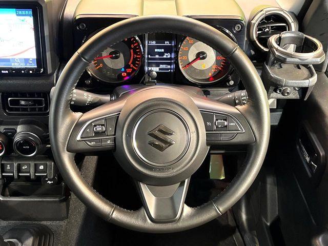 【純正革巻きステアリング】上質な革を使用することで、手にしっかり馴染みとても運転しやすいハンドルです♪