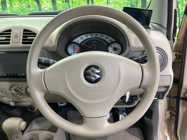 �C���e���A�ɍ��킹���f�U�C���̃X�e�A�����O�́A�^�]�������̂��Ƃ��l���A�^�]���₷���`��A�傫���ł��B�����x�A���ۂɐG���Ă��m���߂��������B