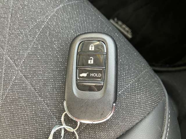 ★キーフリーシステム★リモコンキーを携帯していればキーをポケットなどから出さなくてもドアの施錠・解錠およびエンジン始動が出来ます!