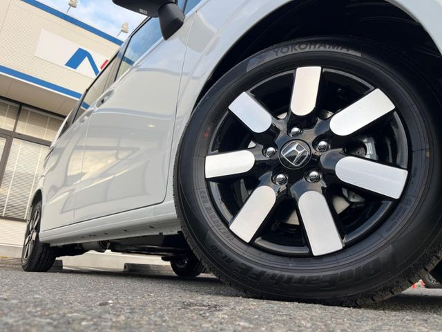 �y����15�C���`�A���~�z�C�[���z�O�ςɃ}�b�`���������A���~�z�C�[���𑕒����Ă���܂��B�e��ЊO�A���~�z�C�[����A�X�^�b�h���X�^�C�����戵�����Ă���܂��B���񂲑��k����������