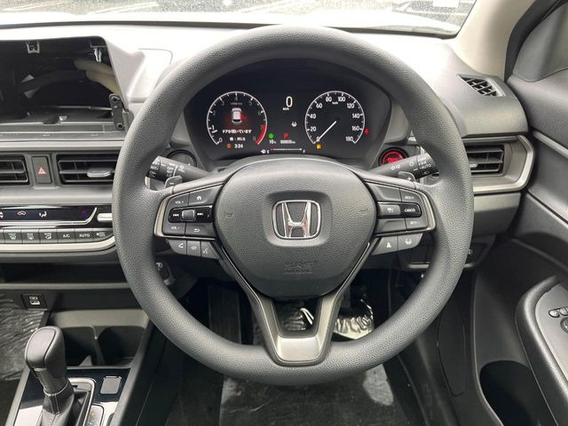 �C���e���A�ɍ��킹���f�U�C���̃X�e�A�����O�́A�^�]�������̂��Ƃ��l���A�^�]���₷���`��A�傫���ł��B�����x�A���ۂɐG���Ă��m���߂��������B