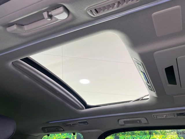 【サンルーフ】開放感たっぷりの希少装備、サンルーフが装着されています!車内に明かりを取り入れたり景色を楽しむ以外にも、車内の空気も簡単に換気できて快適です!