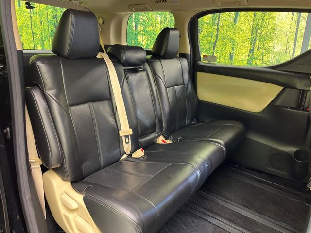 後部座席も気になるようなキズ・汚れやへたり等、大きなダメージはなく、良好な状態です。