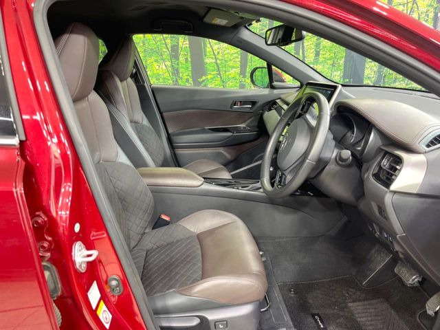 運転席まわりには十分なスペースがあり、大柄な方でもゆったり運転していただける環境です。