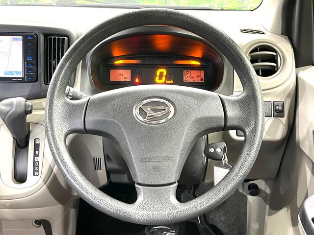 �C���e���A�ɍ��킹���f�U�C���̃X�e�A�����O�́A�^�]�������̂��Ƃ��l���A�^�]���₷���`��A�傫���ł��B�����x�A���ۂɐG���Ă��m���߂��������B