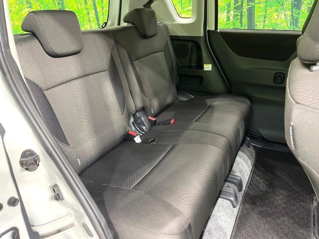 後部座席も気になるようなキズ・汚れやへたり等、大きなダメージはなく、良好な状態です。