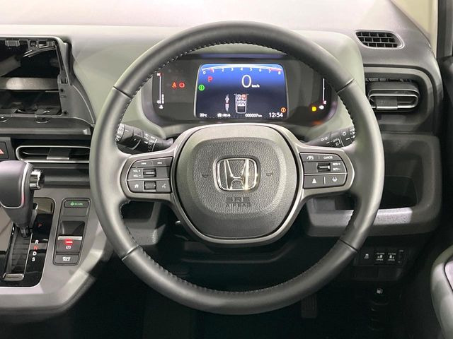 【車線維持支援システム】高速道路走行時、車線からはみ出しそうな時にステアリングを制御。より安心・安全な運転をサポートしてくれます!