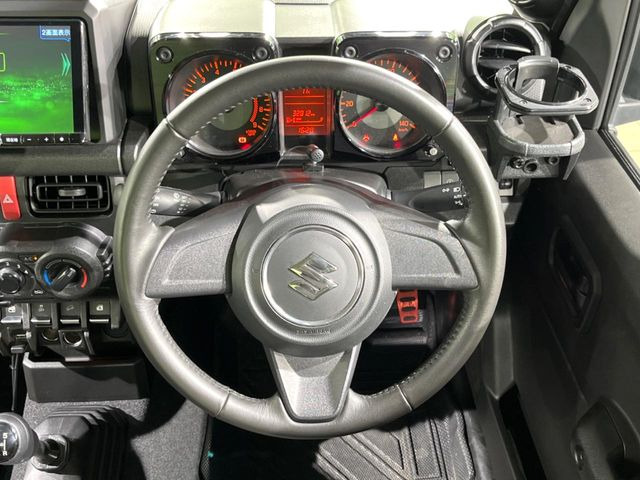 �C���e���A�ɍ��킹���f�U�C���̃X�e�A�����O�́A�^�]�������̂��Ƃ��l���A�^�]���₷���`��A�傫���ł��B�����x�A���ۂɐG���Ă��m���߂��������B