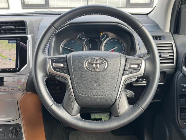 �y�����v�����X�e�A�����O�z�㎿�Ȋv���g�p���邱�ƂŁA��ɂ����������݂ƂĂ��^�]���₷���n���h���ł���