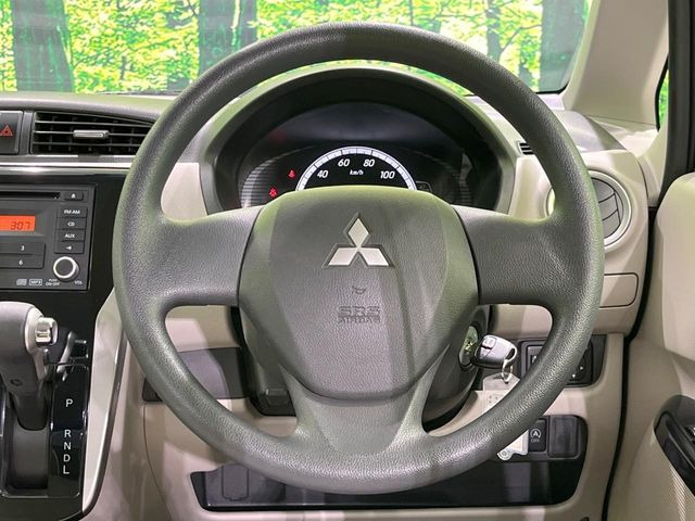 �C���e���A�ɍ��킹���f�U�C���̃X�e�A�����O�́A�^�]�������̂��Ƃ��l���A�^�]���₷���`��A�傫���ł��B�����x�A���ۂɐG���Ă��m���߂��������B