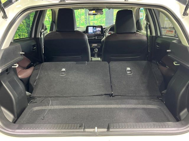 ���i�̂���������ʋ΁A���}���ɏ\���ȉ׎��X�y�[�X���m�ۂ��Ă���܂��B�Z�J���h�V�[�g��|���ƁA�傫�ȉו��̐ύڂ��\�ł���