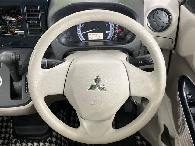 �C���e���A�ɍ��킹���f�U�C���̃X�e�A�����O�́A�^�]�������̂��Ƃ��l���A�^�]���₷���`��A�傫���ł��B�����x�A���ۂɐG���Ă��m���߂��������B