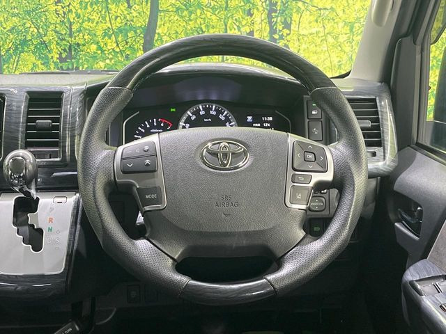 �C���e���A�ɍ��킹���f�U�C���̃X�e�A�����O�́A�^�]�������̂��Ƃ��l���A�^�]���₷���`��A�傫���ł��B�����x�A���ۂɐG���Ă��m���߂��������B