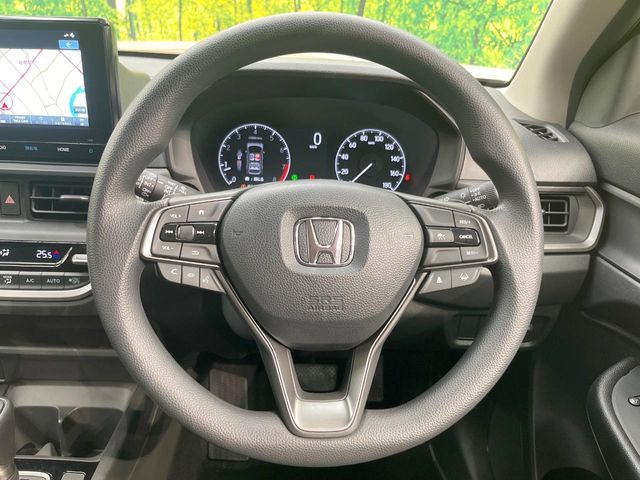 インテリアに合わせたデザインのステアリングは、運転される方のことも考え、運転しやすい形状、大きさです。是非一度、実際に触ってお確かめください。