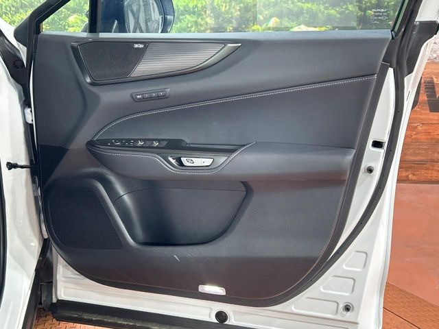 �y�}�[�N���r���\���T�E���h�V�X�e���z���[�J�[�I�v�V�����̍��i�ʃT�E���h�V�X�e���𓋍ځB��p�̃`���[�j���O���{���ꂽ�召�l�X�ȃX�s�[�J�[����ǎ��ȃT�E���h���t�ł��A�Տꊴ���ӂ�鉹����Ԃ����o���܂��B