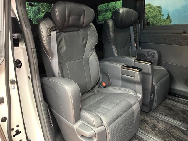 後部座席も気になるようなキズ・汚れやへたり等、大きなダメージはなく、良好な状態です。