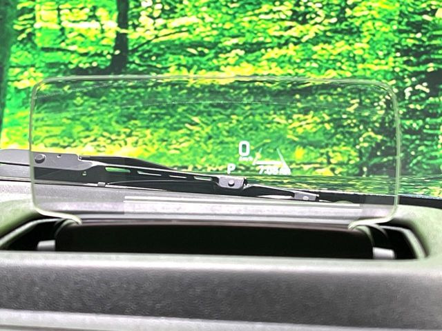 【ヘッドアップディスプレイ】現在の速度や走行情報をデジタル表示で運転席前方のガラスに投影!運転中、目線をずらさず必要な情報を確認できるのでとっても便利で安心!