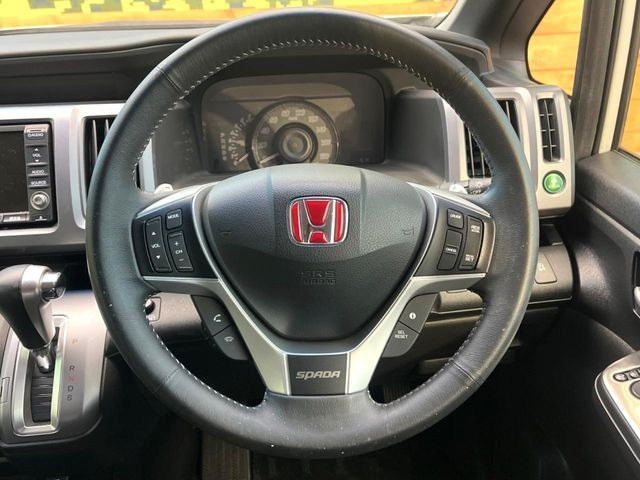 �C���e���A�ɍ��킹���f�U�C���̃X�e�A�����O�́A�^�]�������̂��Ƃ��l���A�^�]���₷���`��A�傫���ł��B�����x�A���ۂɐG���Ă��m���߂��������B