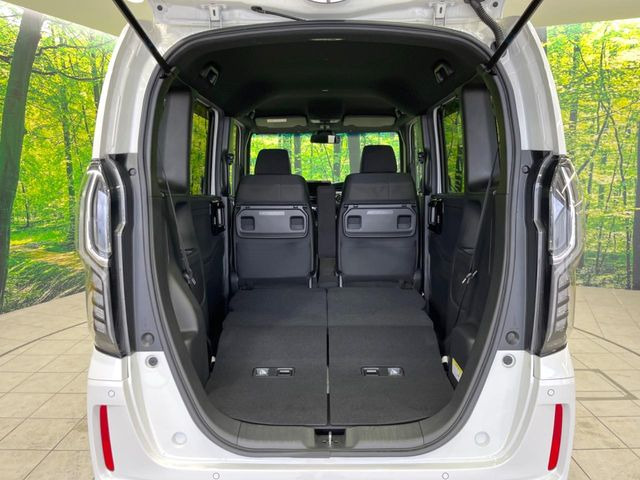 ���i�̂���������ʋ΁A���}���ɏ\���ȉ׎��X�y�[�X���m�ۂ��Ă���܂��B�Z�J���h�V�[�g��|���ƁA�傫�ȉו��̐ύڂ��\�ł���