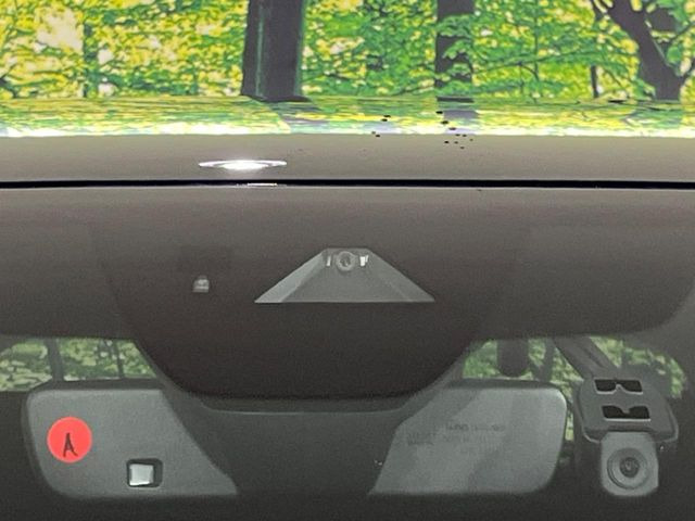 �yi-ACTIVESENSE�z���s���ɑO���̎ԗ�����F�����A�Փ˂������Ȏ��͌x��ƃu���[�L�ŏՓˉ���Ɣ�Q�y�����A�V�X�g�B�����S�Ƀh���C�u�����y���݂��������܂��B