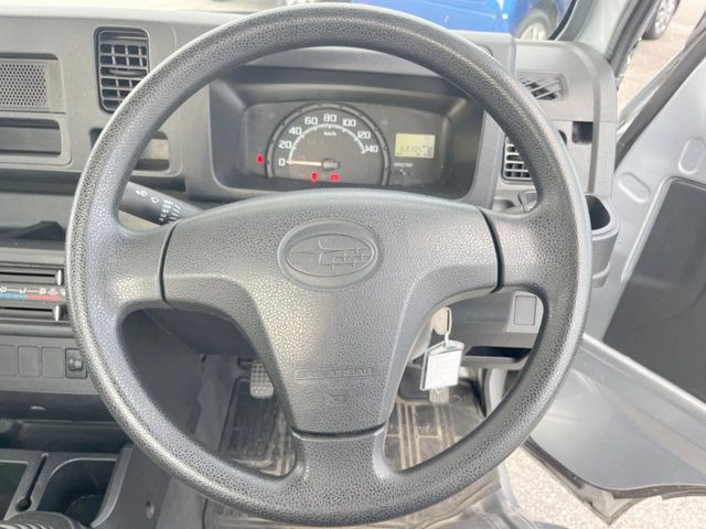 �C���e���A�ɍ��킹���f�U�C���̃X�e�A�����O�́A�^�]�������̂��Ƃ��l���A�^�]���₷���`��A�傫���ł��B�����x�A���ۂɐG���Ă��m���߂��������B