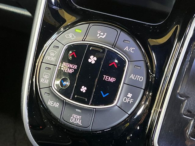 【左右独立型フルオートエアコン】運転席と助手席でそれぞれお好みの温度に設定可能。同乗者にも配慮した、快適な空調をお届け致します。