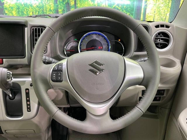 �C���e���A�ɍ��킹���f�U�C���̃X�e�A�����O�́A�^�]�������̂��Ƃ��l���A�^�]���₷���`��A�傫���ł��B�����x�A���ۂɐG���Ă��m���߂��������B