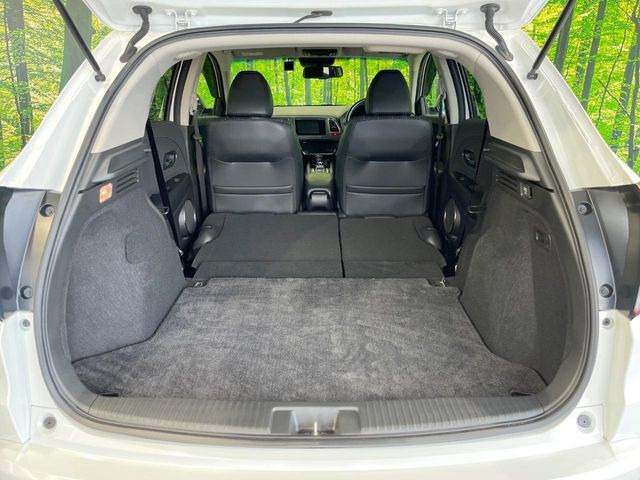 ラゲッジルームは、大容量のスペースを確保。普段のお買い物からレジャーまで、幅広く活躍してくれます!また、リアシートを倒すことでバリエーション豊かにお使いいただけます。