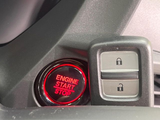 【Hondaスマートキー】カバンやポケットに入れたままでもドアの施錠・解錠が可能なスマートキーを装備。エンジンのオン・オフ時もカギを取り出す必要が無いからとっても便利です♪