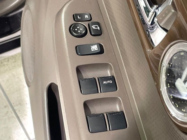 �y�d���i�[�~���[�z�T�C�h�~���[�͓d���i�[���ƂȂ��Ă���A�������ԏ�ł��L�Y�������X�N��}�����܂��B